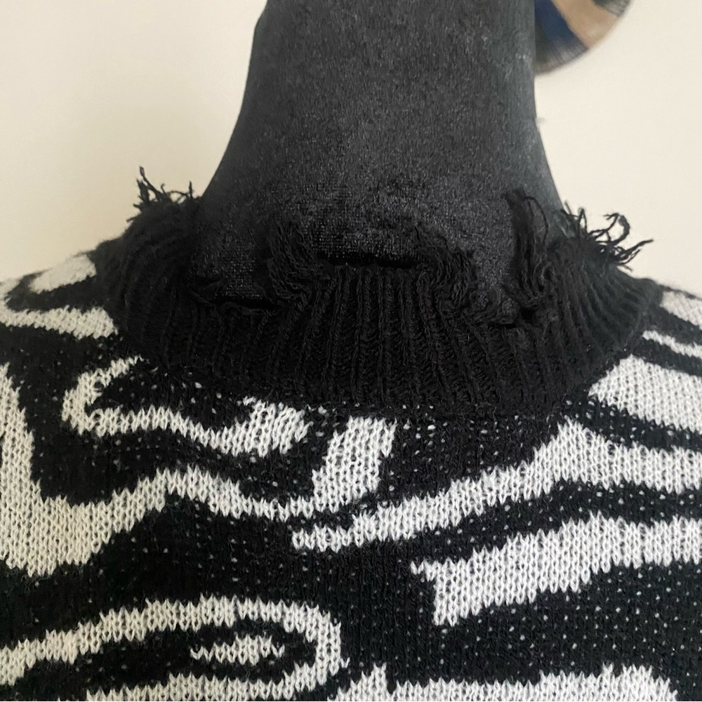 Mini Black and White Dress with Fringe and V-neck - Picture 5 of 9